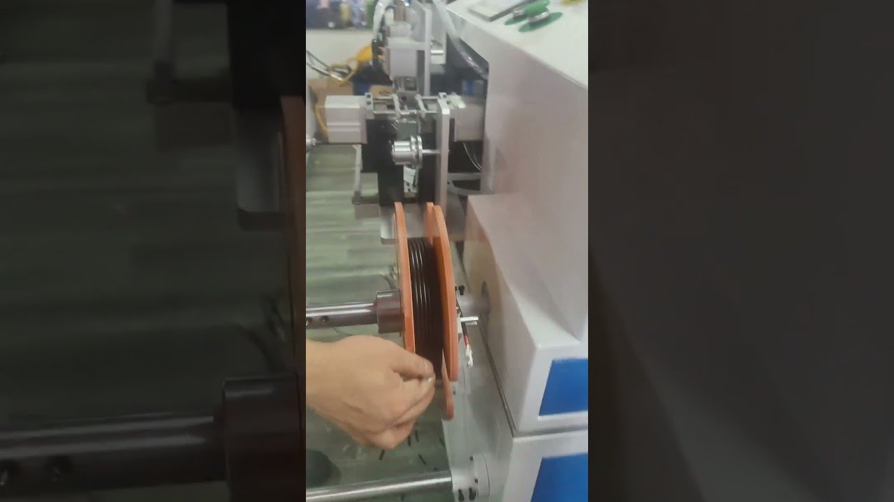 Automatische All-in-One Maschine: Meterzählen, Ablängen, Abisolieren, Wickeln & Aufspulen