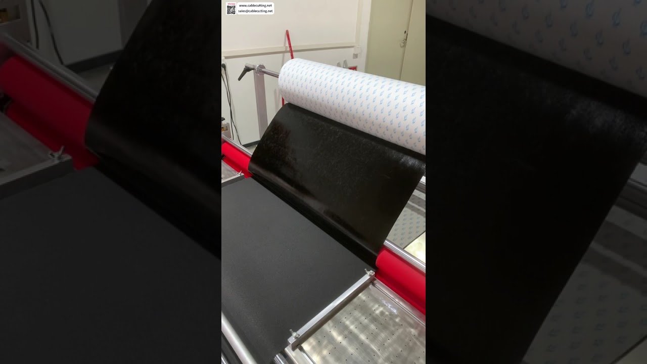 Professionelle Schaumstoff-Laminier- und Schneidemaschine mit Vakuum-Panel-Ausrichtung und Glattwalzenprozess für optimierte Produktionsabläufe
