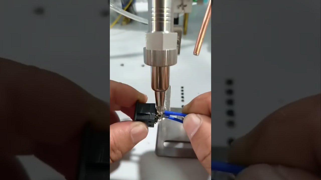 Halbautomatische Lötmaschine mit automatischer Lötdrahtzuführung | Effizienz in der Fabrik #Lötmaschine #Automatisierung
