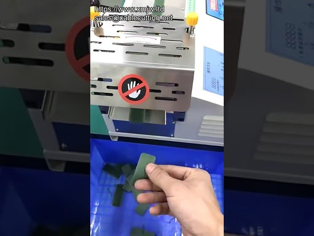 Präzise und effizient: Automatische Cellophan-Klettband-Schneidemaschine mit Lochstanze