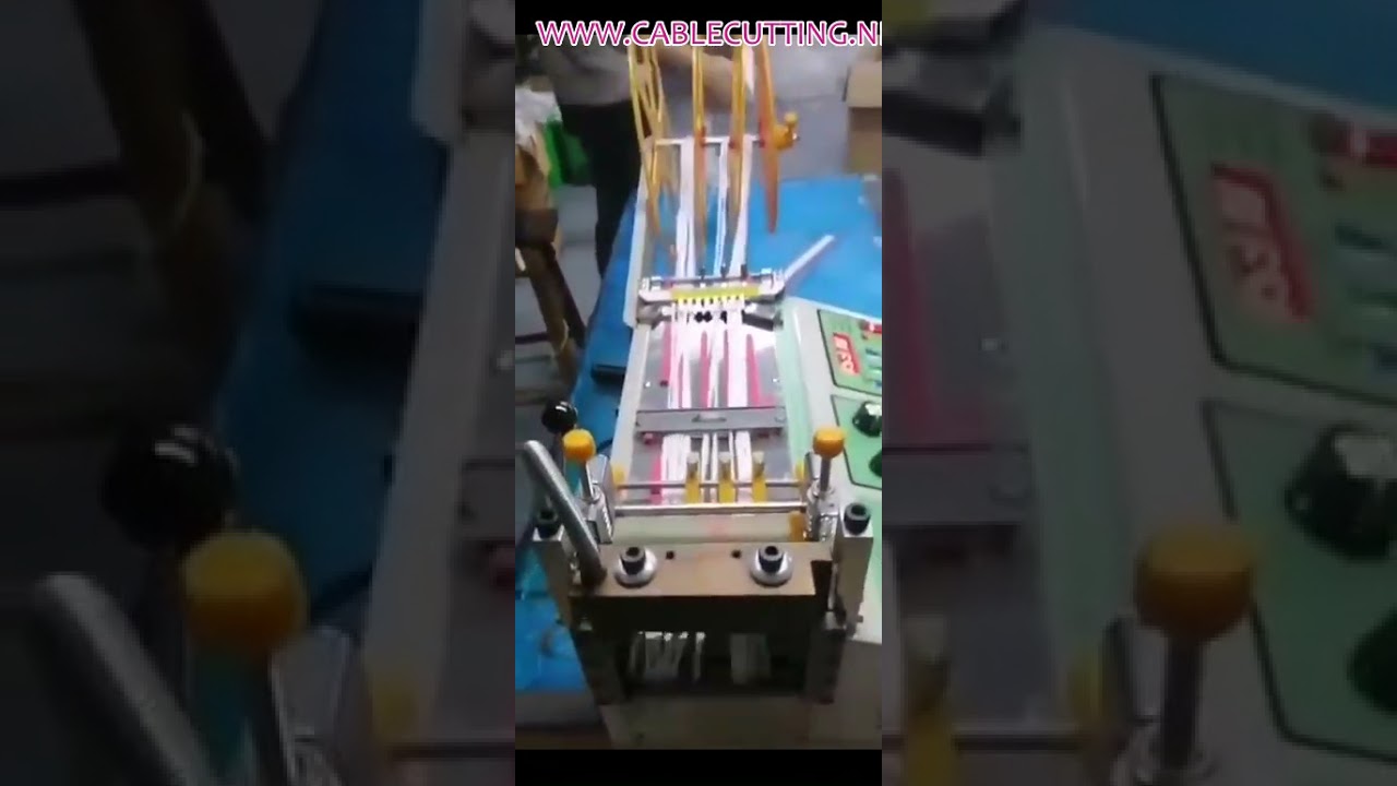 Maskenschneidemaschine – Automatische Schneideanlage für Masken