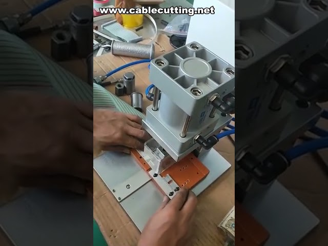 Präzisions-Crimp- und Pressmaschine für Flachbandkabel – Automatisierte Kabelverarbeitung