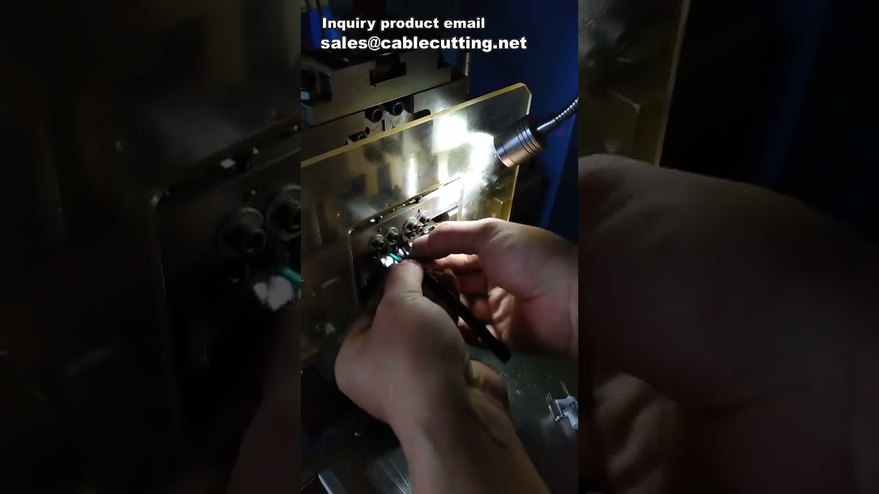 Französische Stecker-Crimpmaschine – Präzise Kabelcrimpung für Netzkabel